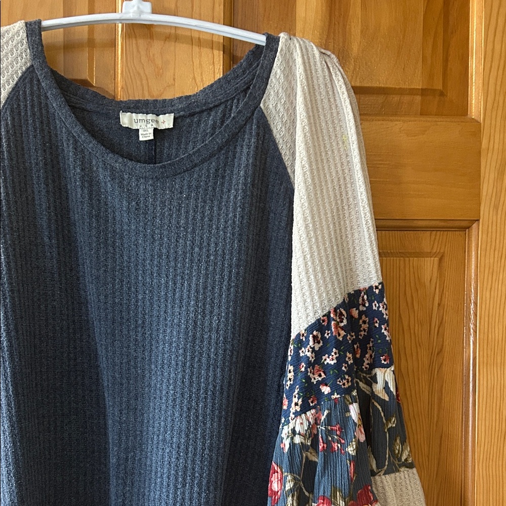 Umgee Dusty Blue and Cream Floral Sleeve Top